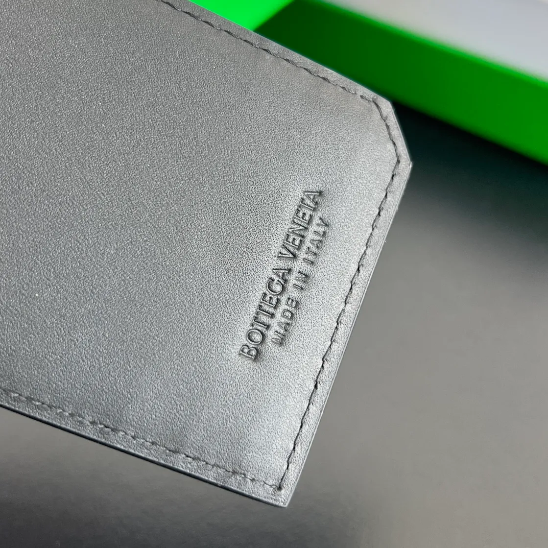 BV’s new 796963 woven Piccolo vertical card holder. The classic small woven work that I miss 0.7 is back. It’s really designed. The calfskin texture is high-end. It’s carefully designed with four card slots and a central compartment. You can also put cash in for daily use. You deserve to have such an thoughtful design. P440 Size: 12*7*0.5 layer cm